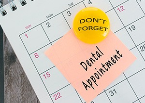 Dental appointment marked on calendar with sticky note